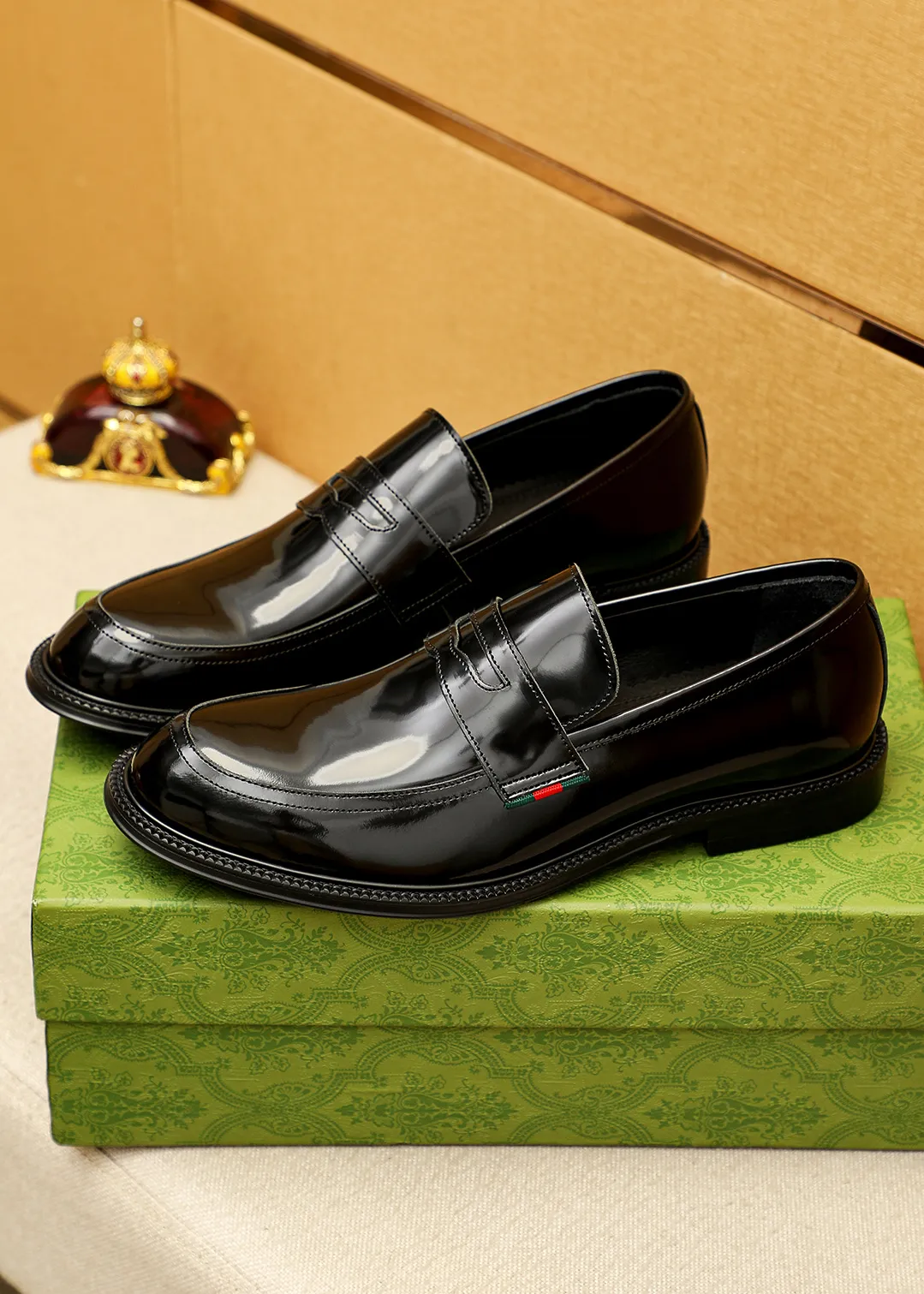Men's shoes 💰520 💐 Product trademark: GUCCI "Gucci" casual leather shoes Regular size: 38-44 (45.46🉑️customized) Product materials: Selected imported first-layer open-edge beaded cowhide leather upper, imported water-dyed cowhide leather lining. Strong three-dimensional visual effect, original outsole Color: 4⃣️colors available